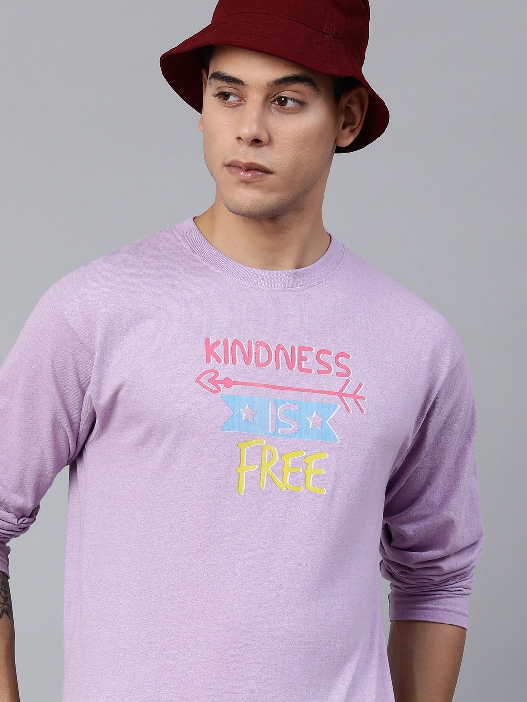 

Jolie robe Men Lavender & Red Typography Printed Pure Cotton T-shirt