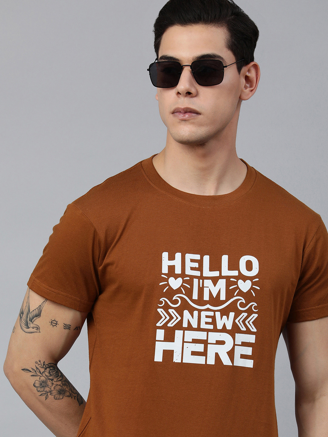 

Jolie robe Men Brown & White Typography Printed Pure Cotton T-shirt