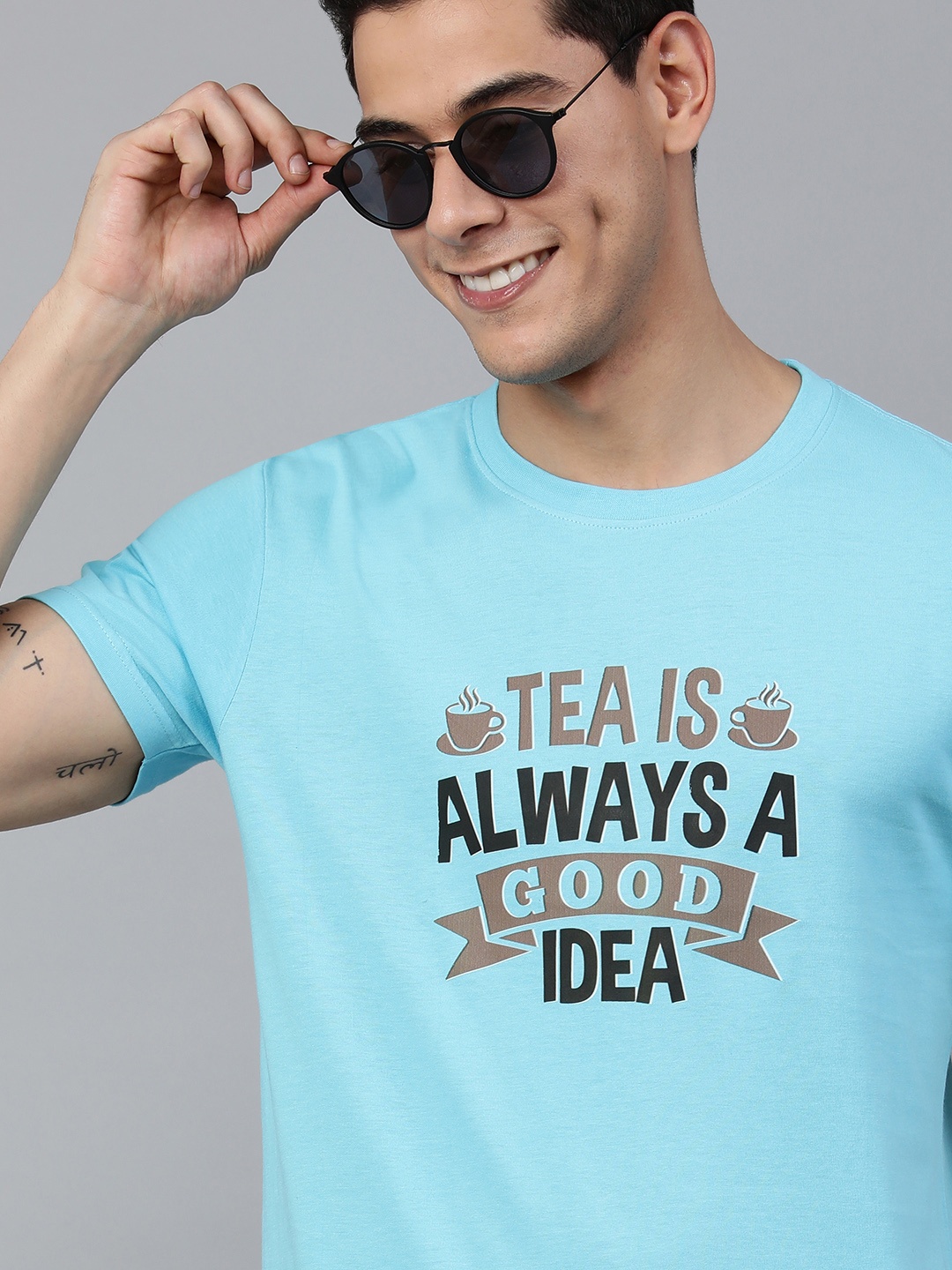 

Jolie robe Men Blue & Black Typography Printed Pure Cotton T-shirt