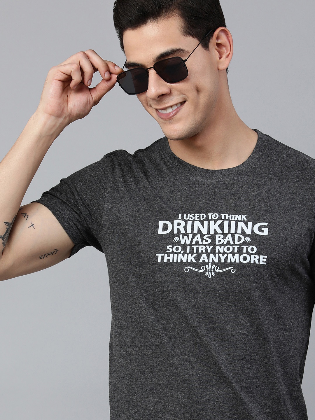 

Jolie robe Men Charcoal Grey & White Typography Printed Pure Cotton T-shirt