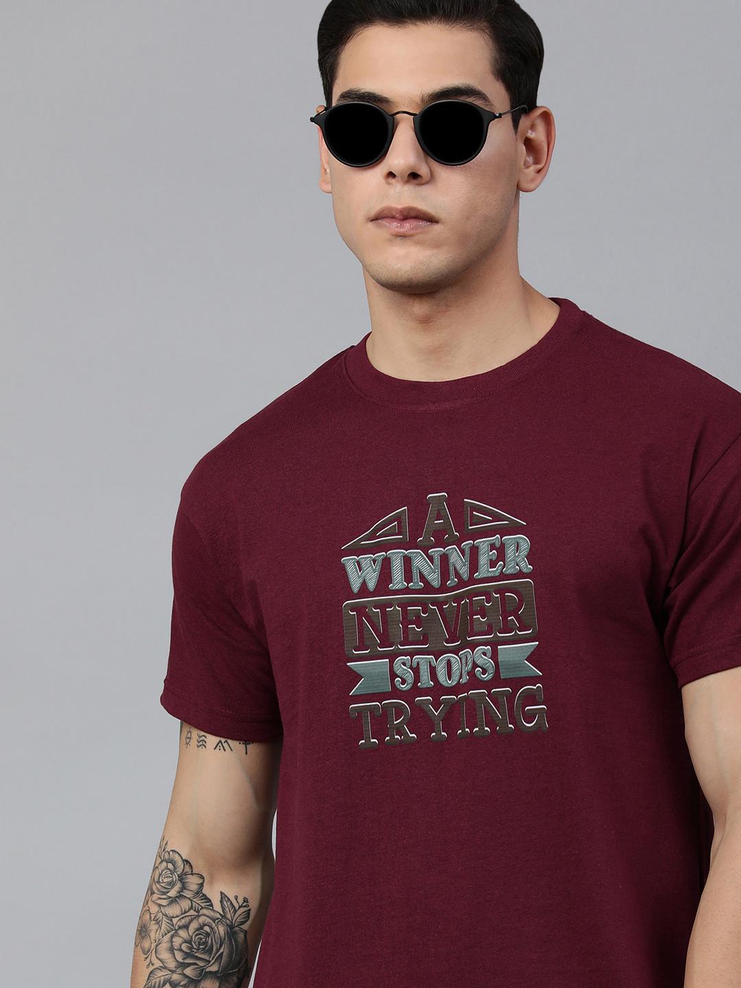 

Jolie robe Men Maroon & Brown Typography Printed Pure Cotton T-shirt