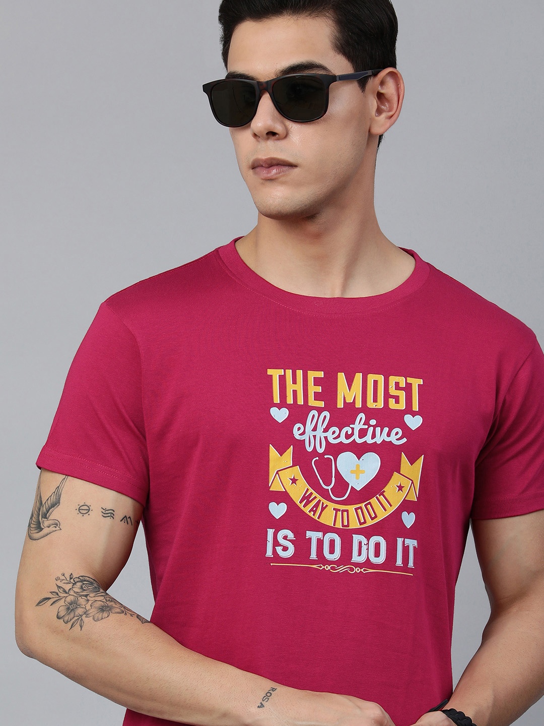 Jolie robe Men Maroon & Mustard Yellow Typography Printed Pure Cotton T-shirt