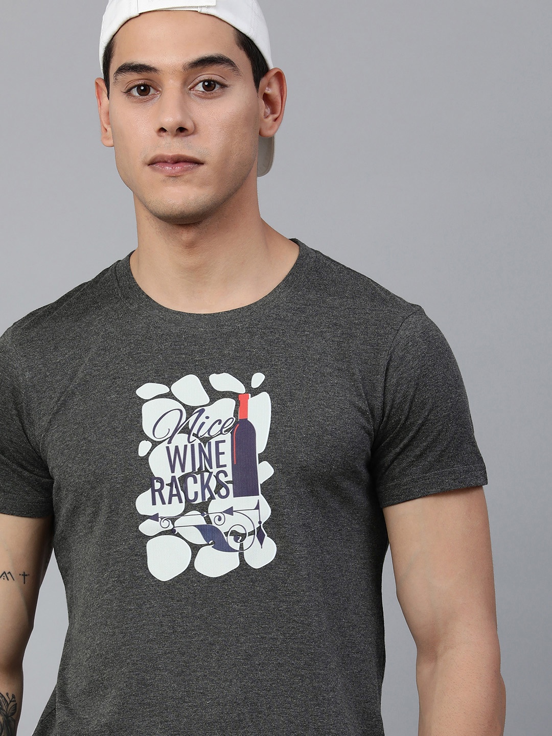 

Jolie robe Men Charcoal Grey & White Printed Pure Cotton T-shirt