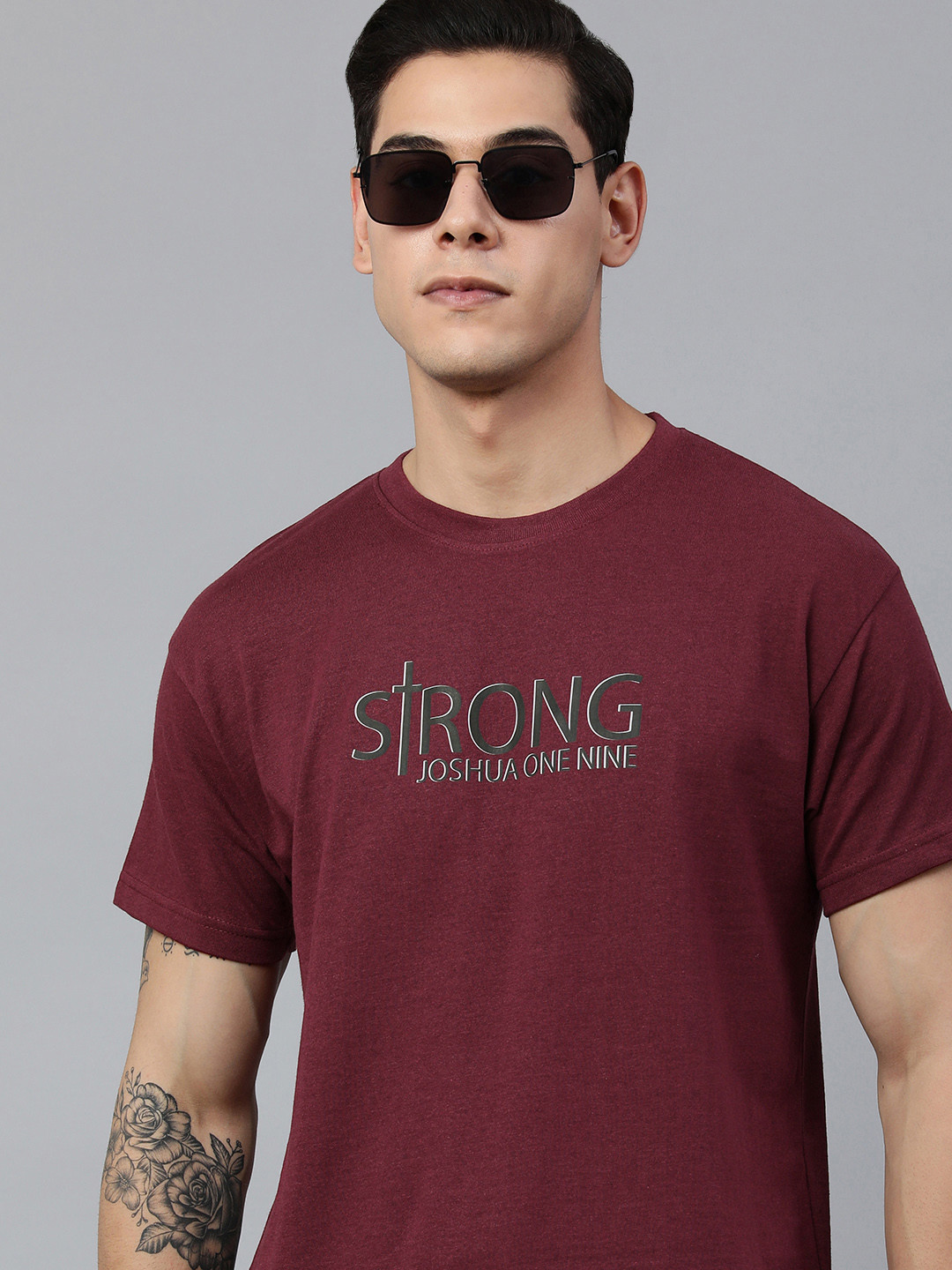 

Jolie robe Men Maroon & Black Typography Printed Pure Cotton T-shirt