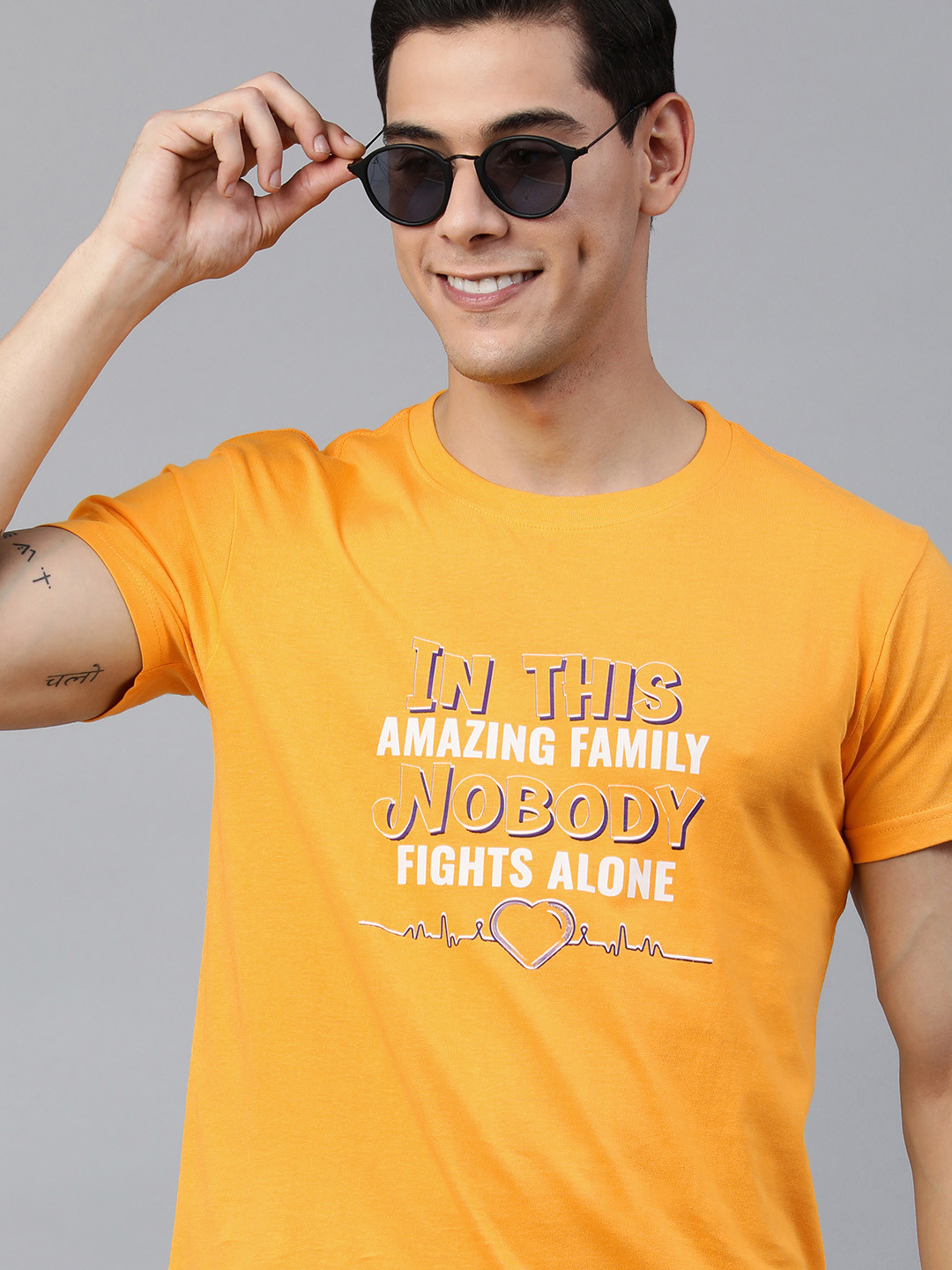 

Jolie robe Men Yellow & White Typography Printed Pure Cotton T-shirt