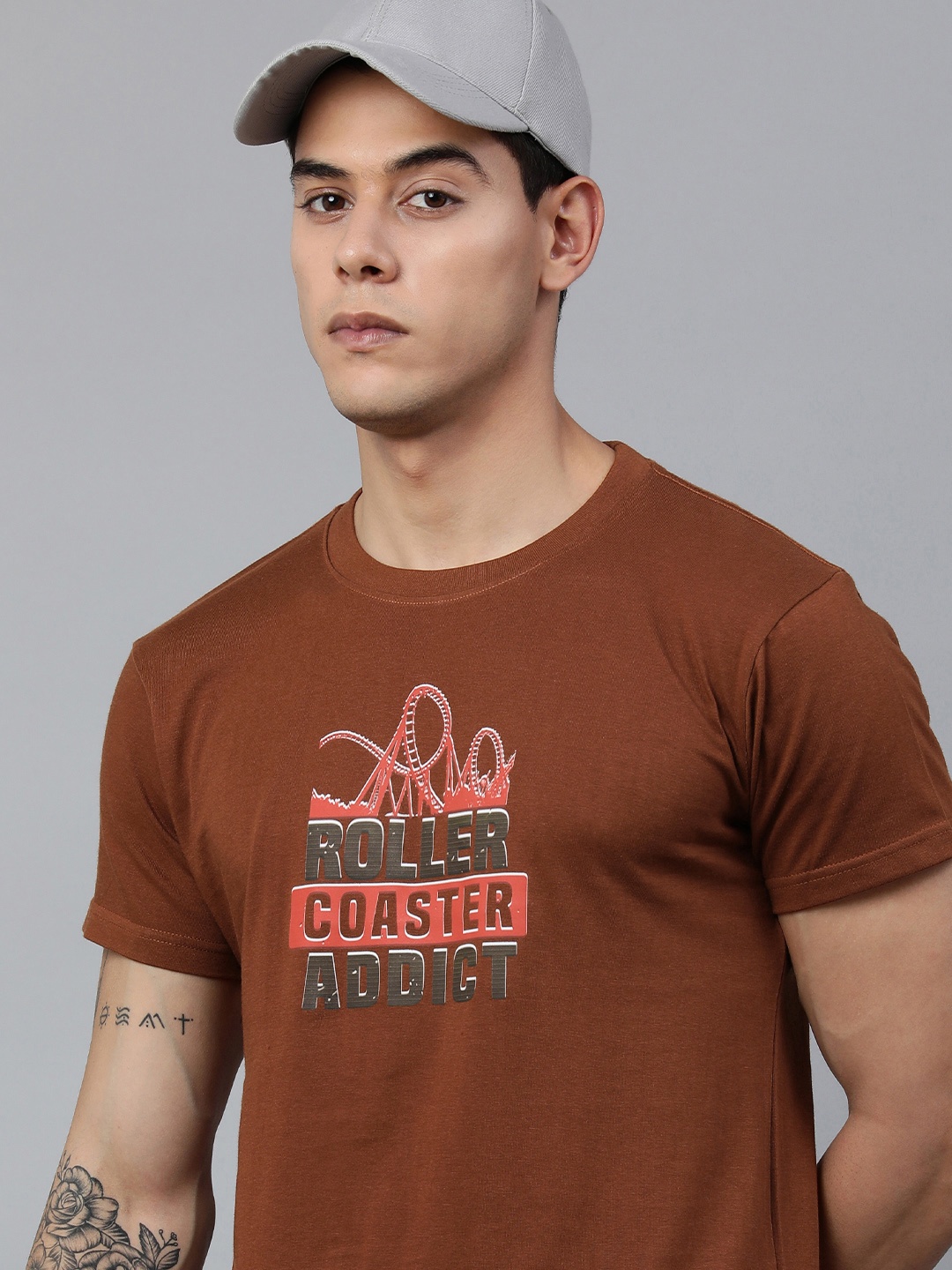 

Jolie robe Men Brown & Orange Typography Printed Pure Cotton T-shirt