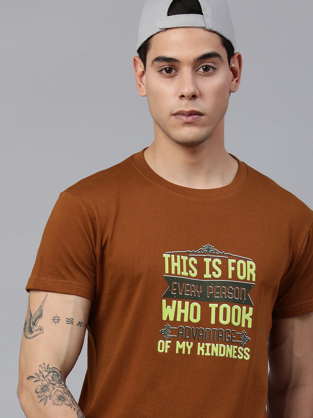 

Jolie robe Men Brown & Green Typography Printed Pure Cotton T-shirt