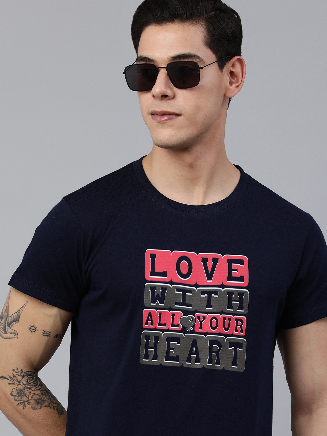 

Jolie robe Men Navy Blue & Coral Pink Typography Printed Pure Cotton T-shirt