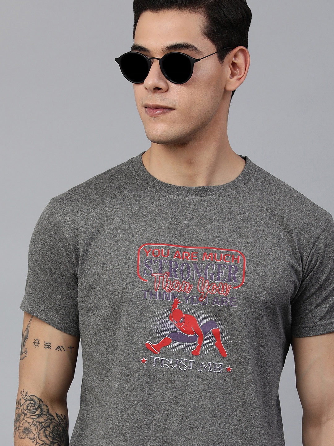 

Jolie robe Men Charcoal Grey & Red Spider-Man Printed Pure Cotton T-shirt