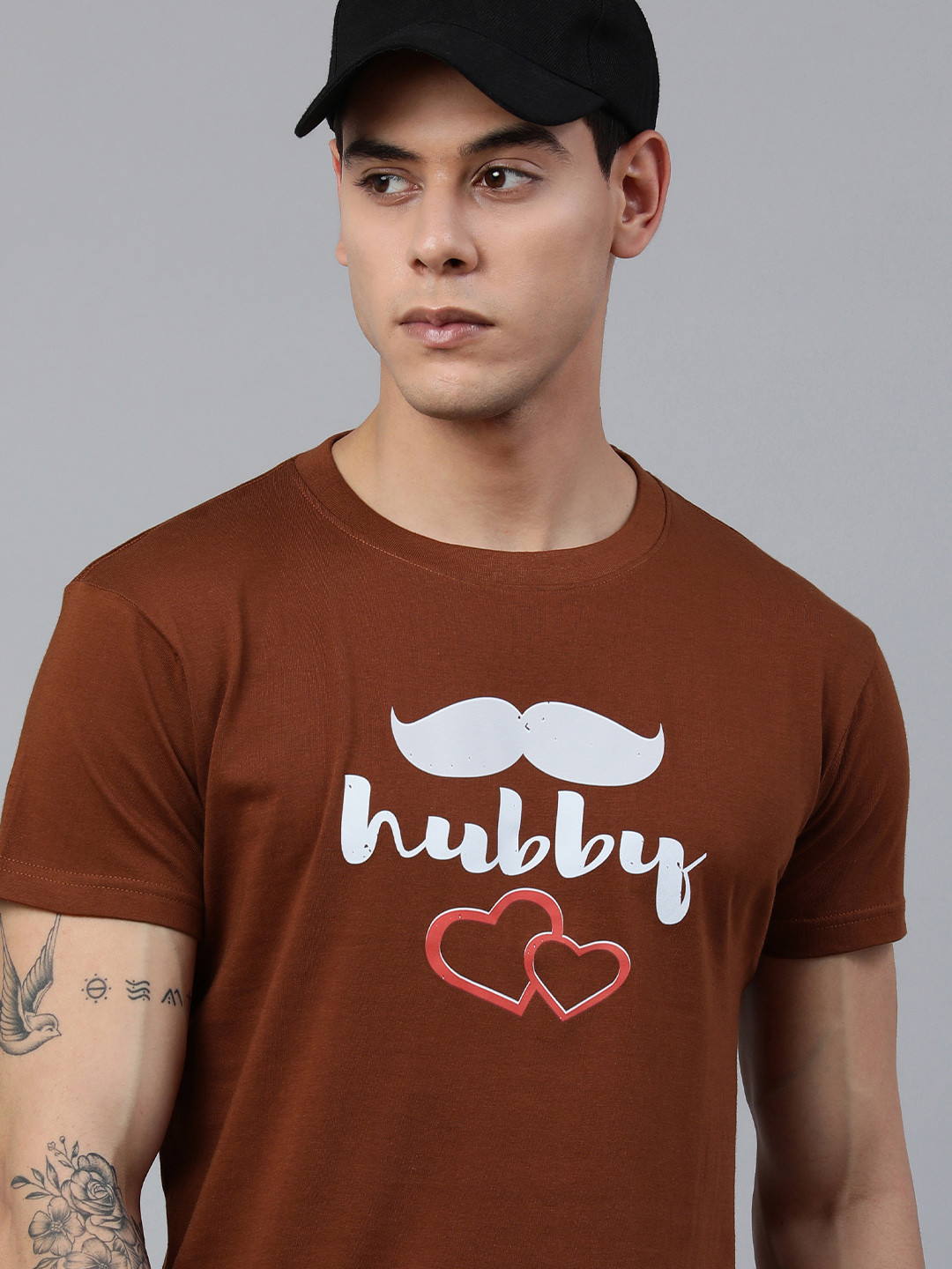 

Jolie robe Men Brown & White Typography Printed Pure Cotton T-shirt