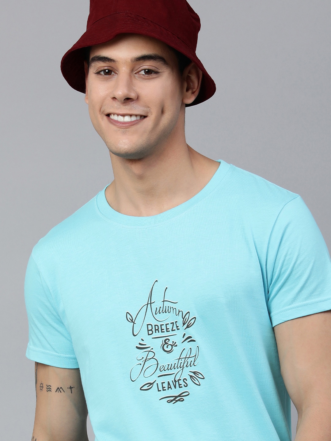 

Jolie robe Men Blue & Black Typography Printed Pure Cotton T-shirt