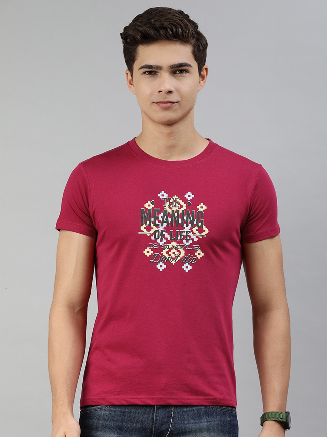 

Jolie robe Men Maroon & Black Typography Printed Pure Cotton T-shirt