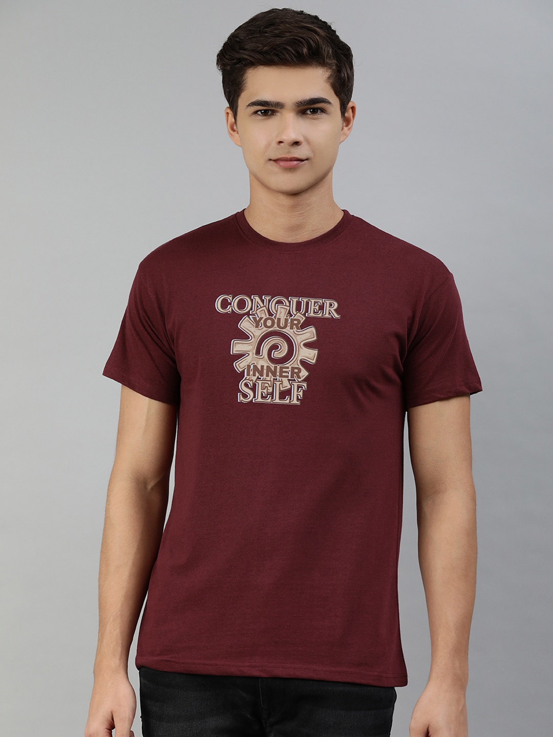 

Jolie robe Men Maroon & Beige Graphic Printed Cotton T-shirt