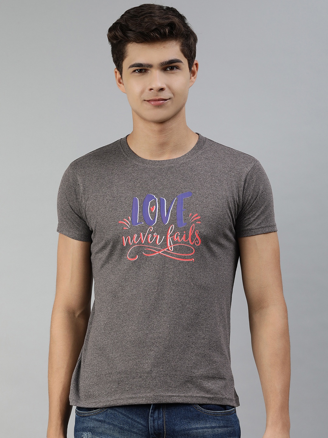 

Jolie robe Men Charcoal Grey & Orange Typography Printed Pure Cotton T-shirt
