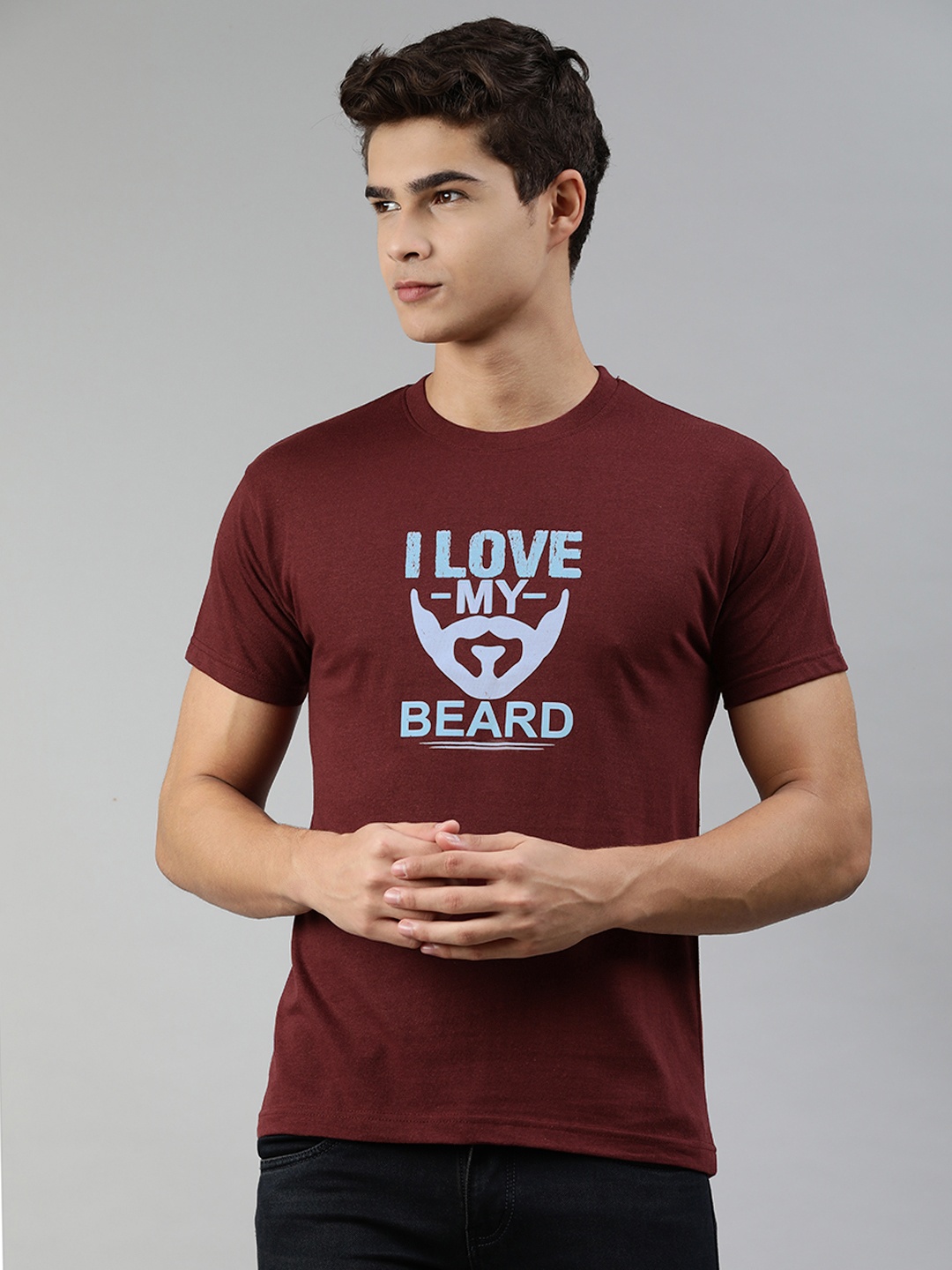 

Jolie robe Men Maroon & Blue Typography Printed Pure Cotton T-shirt