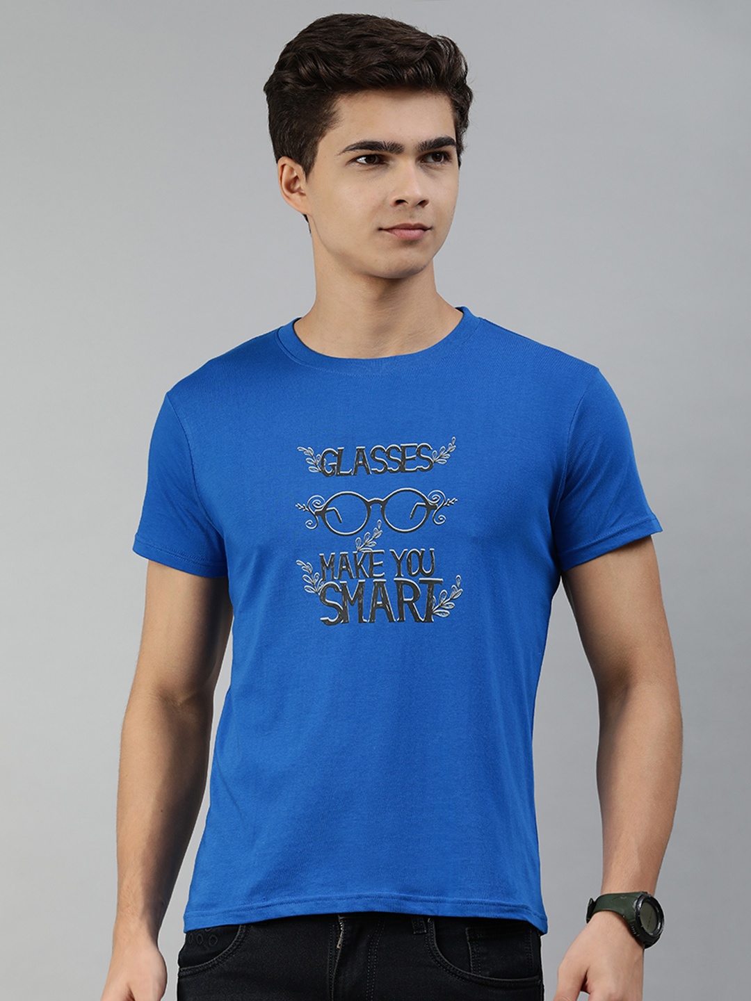 

Jolie robe Men Blue & Black Typography Printed Pure Cotton T-shirt