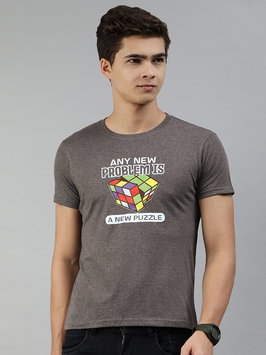 

Jolie robe Men Charcoal Grey & Green Printed Pure Cotton T-shirt