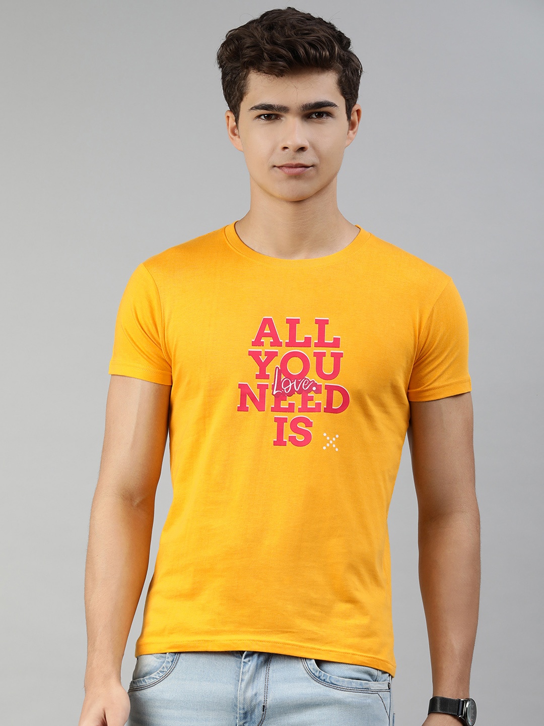 

Jolie robe Men Yellow & Pink Typography Printed T-shirt
