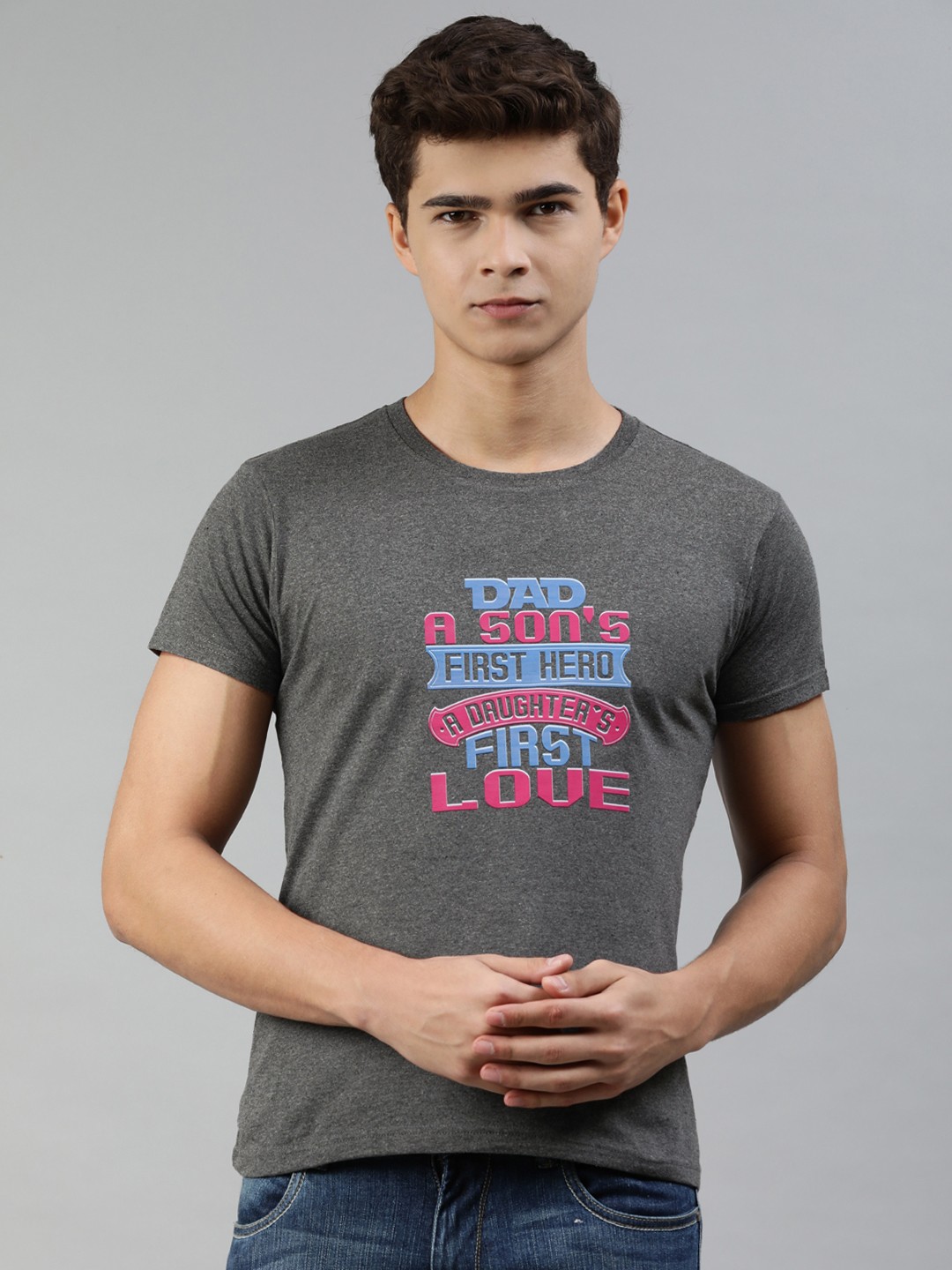 

Jolie robe Men Charcoal Grey & Pink Typography Printed Pure Cotton T-shirt
