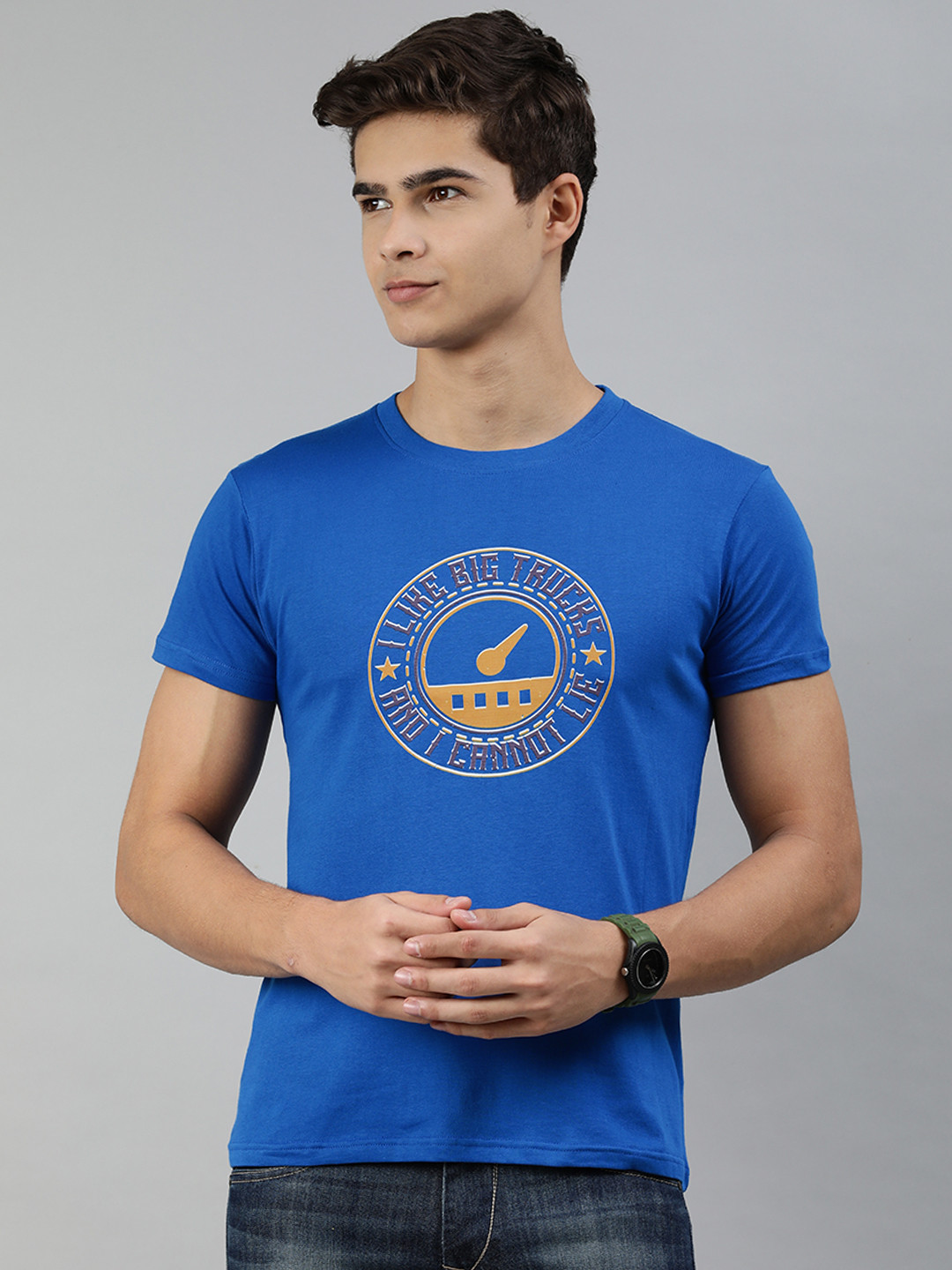 

Jolie robe Men Blue & Yellow Typography Printed Pure Cotton T-shirt