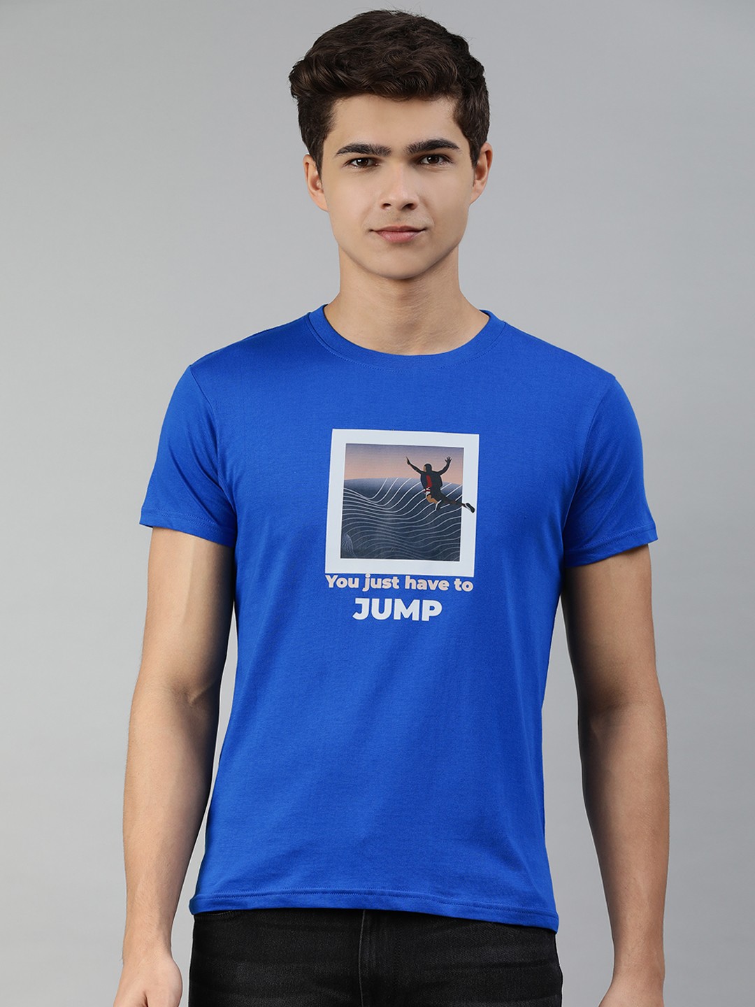 

Jolie robe Men Blue & Grey Graphic Printed Cotton T-shirt