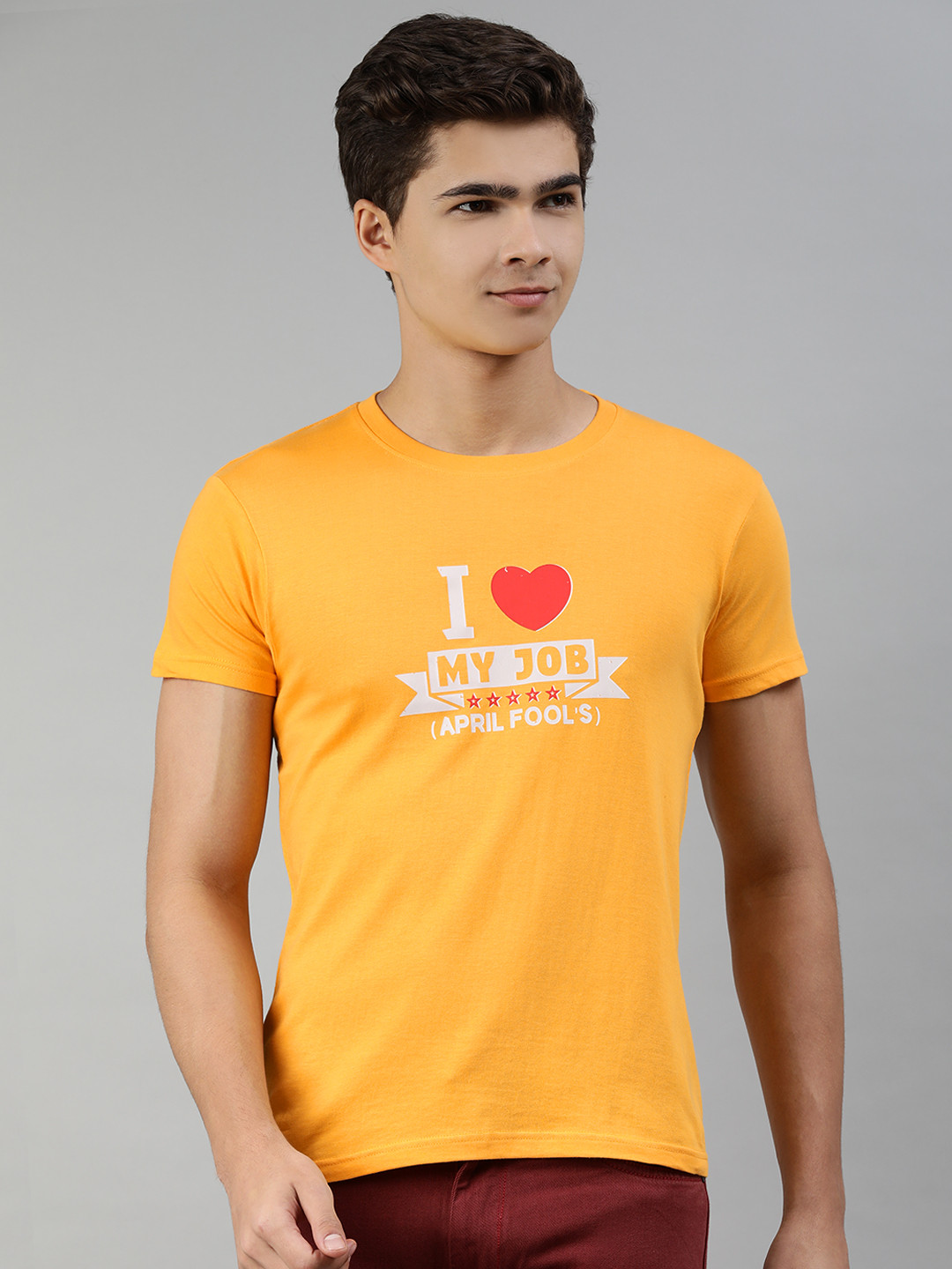 

Jolie robe Men Yellow & White Typography Printed Pure Cotton T-shirt
