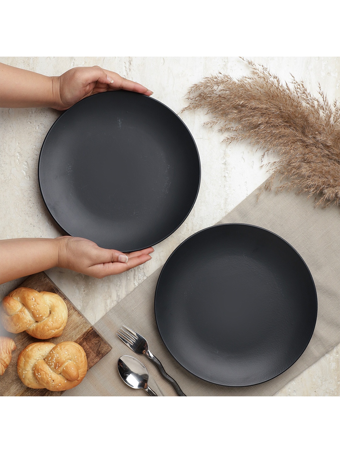

The Decor Mart Black 2 Pieces Ceramic Matte Plates