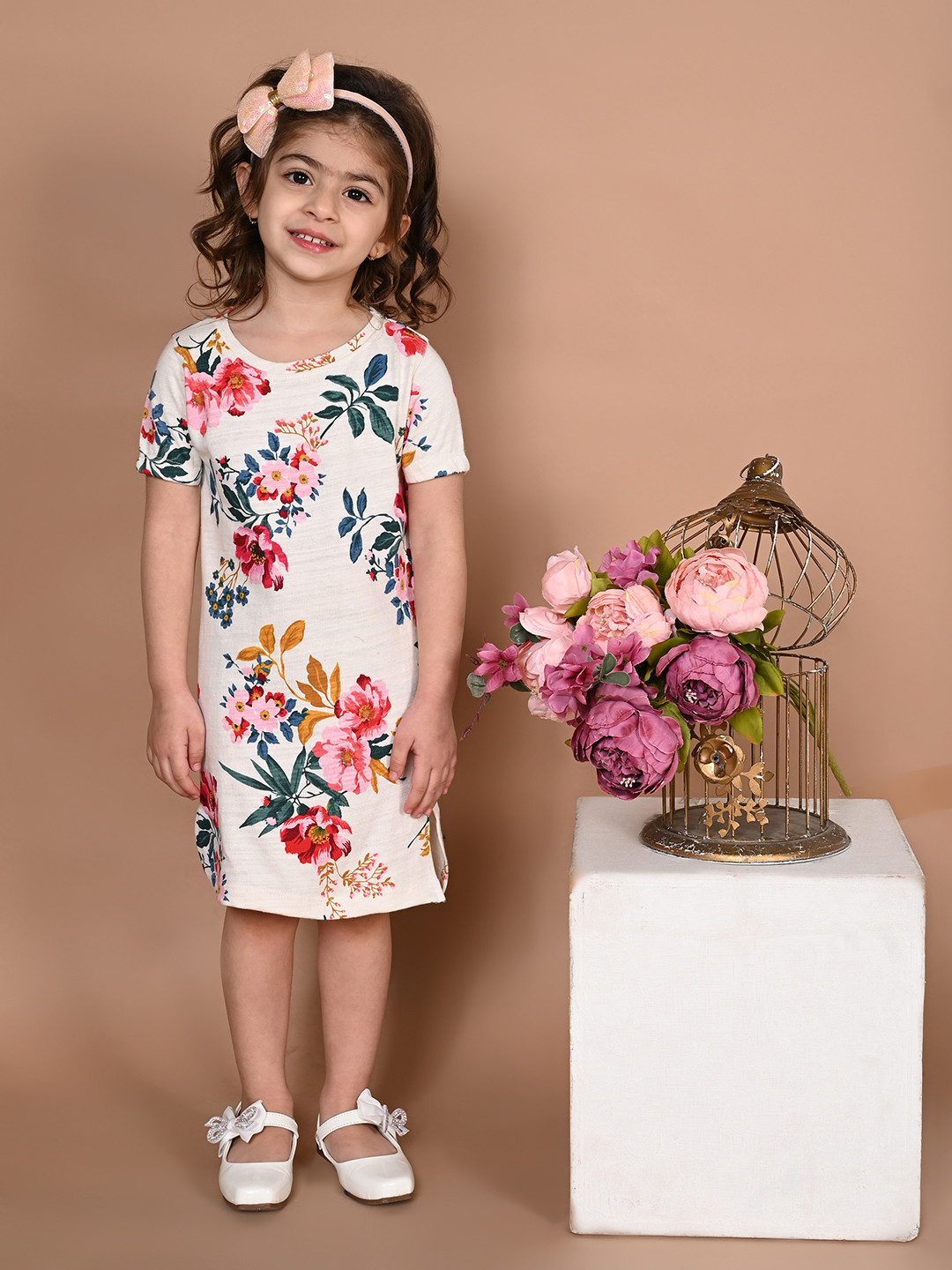 

LilPicks Girls White Floral Bodycon Dress
