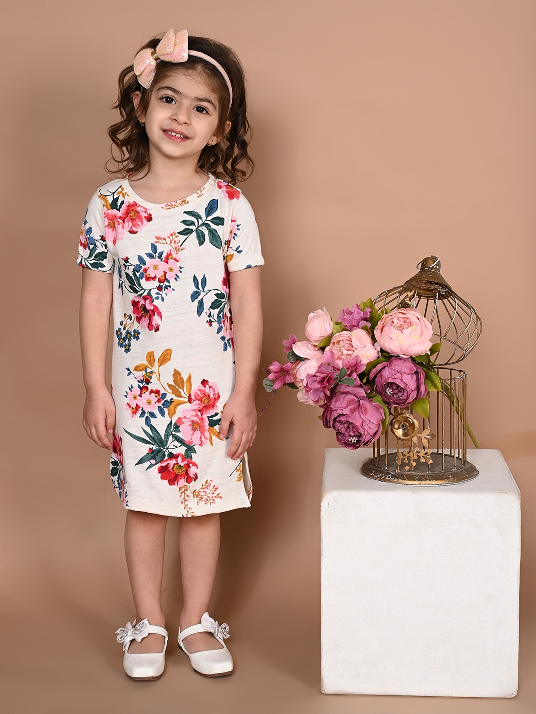 

LilPicks Girls White Floral Cotton Bodycon Dress