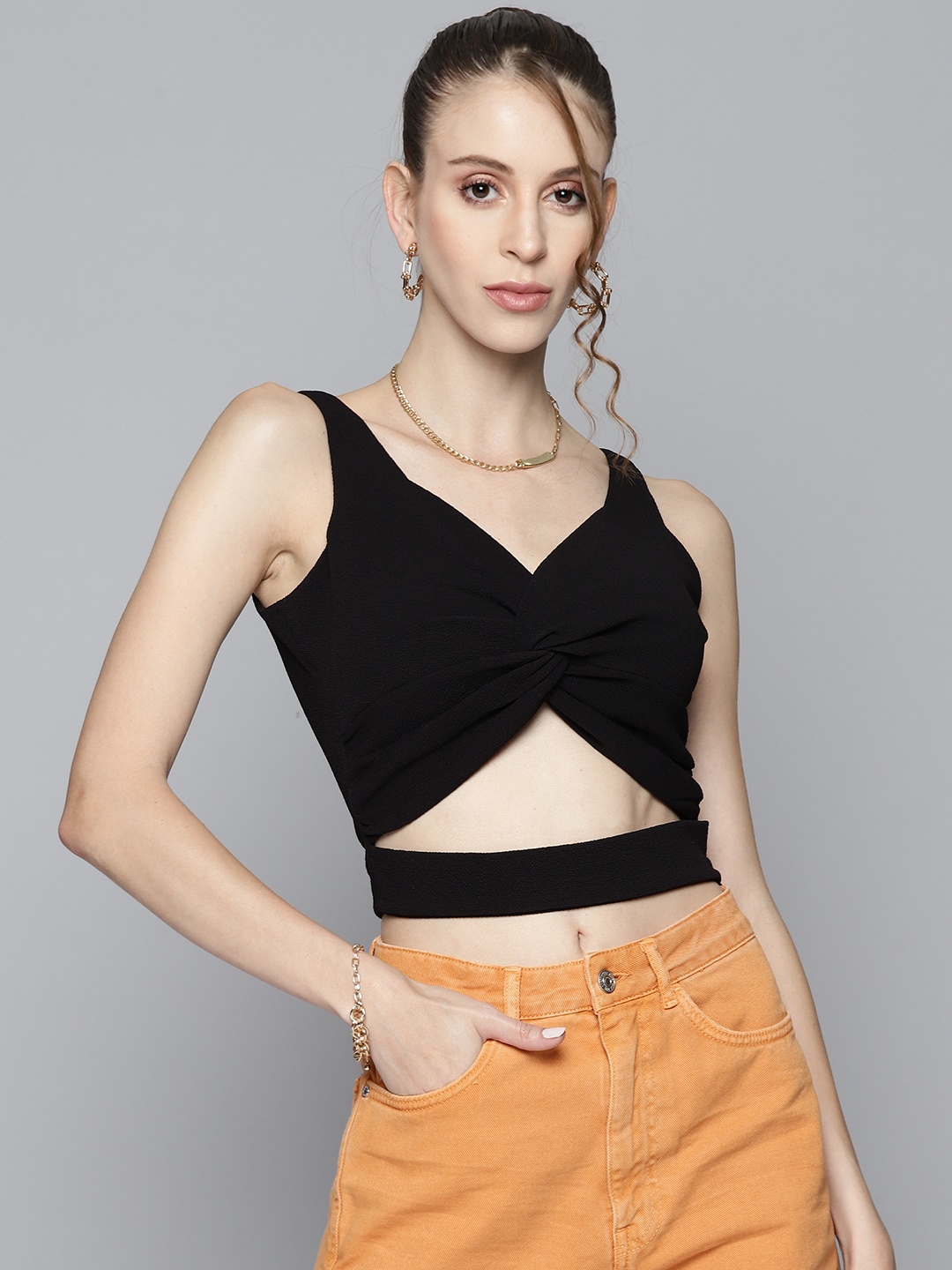 

SASSAFRAS Black Sweetheart Neck Twisted Crop Top