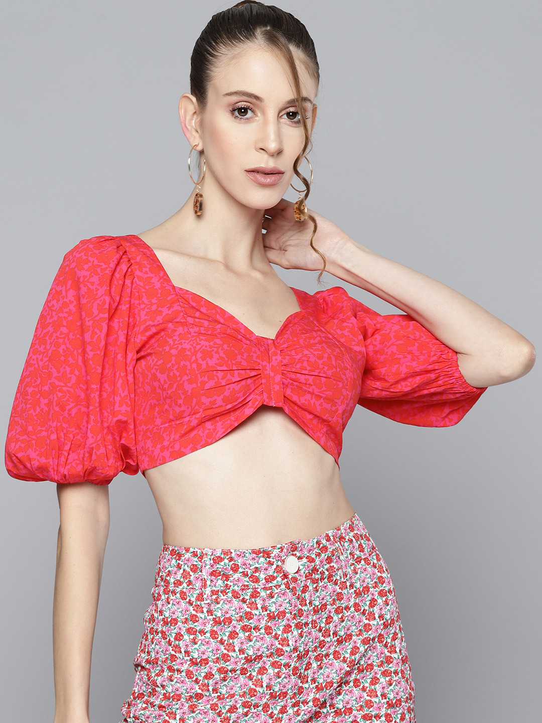 

SASSAFRAS Women Pink & Red Floral Print Sweetheart Neck Crop Top