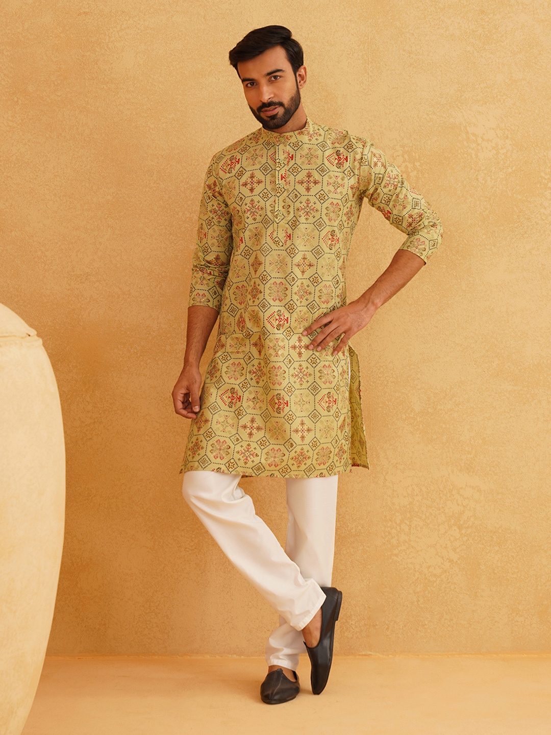 

SOJANYA Men Green Printed Cotton Linen Kurta with Churidar