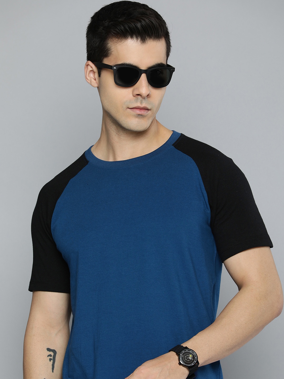 

Harvard Men Blue & Black Colourblocked T-shirt