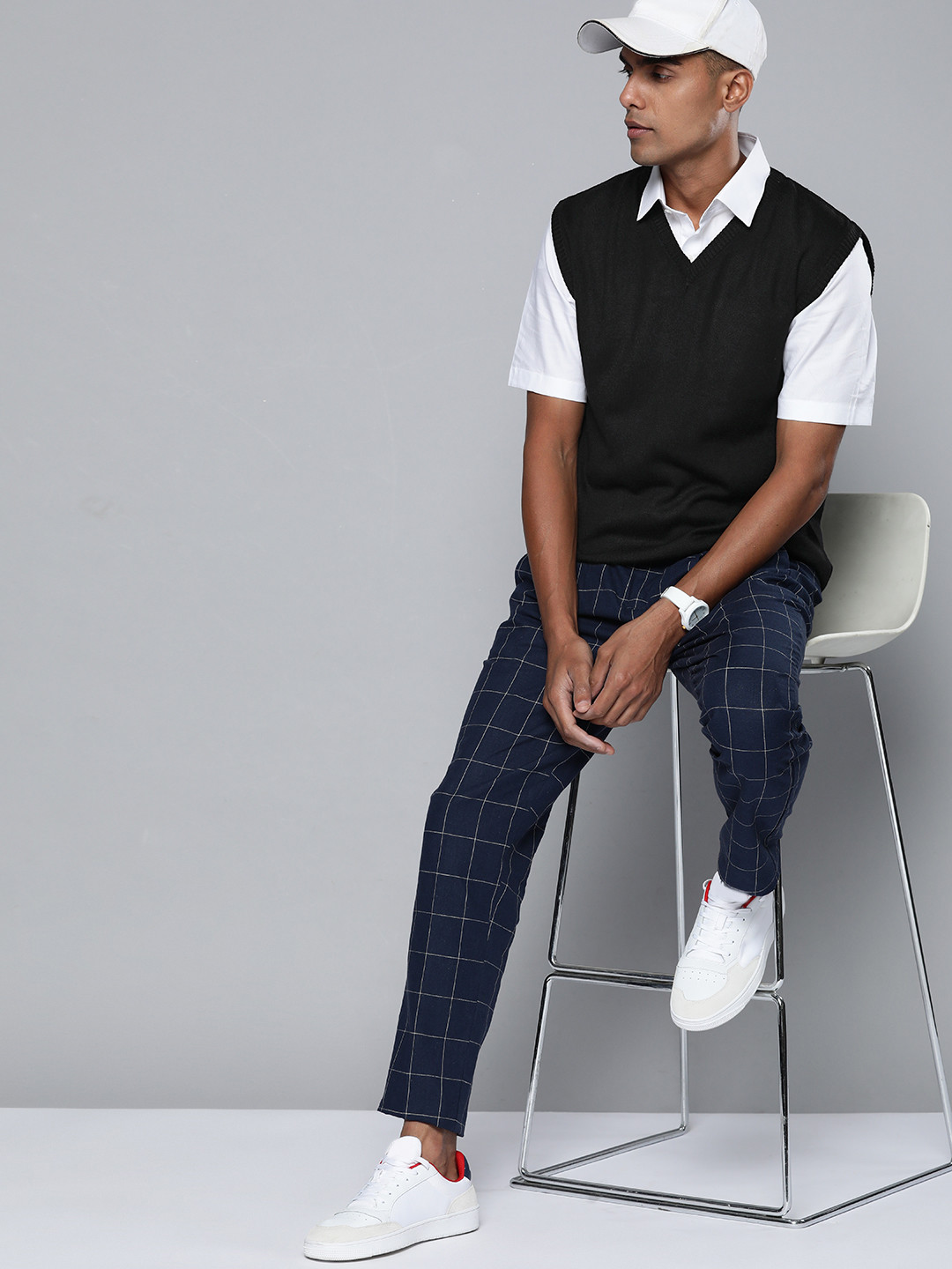 

Harvard Men Black Solid Sweater Vest