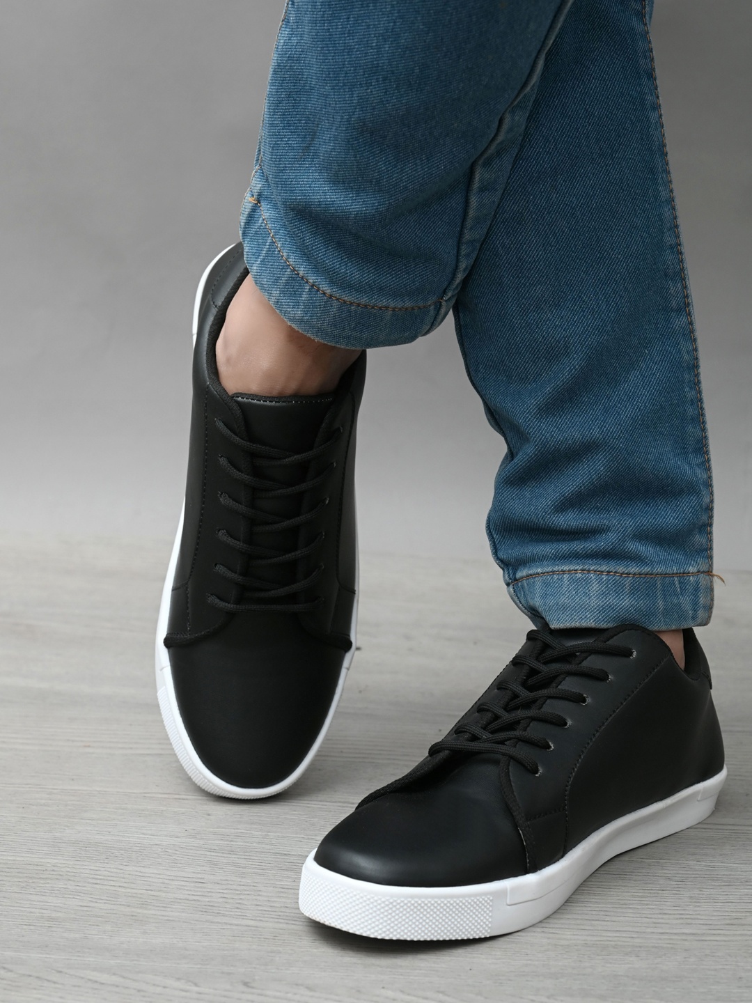 

Roadster Men Black Textured Sneakers