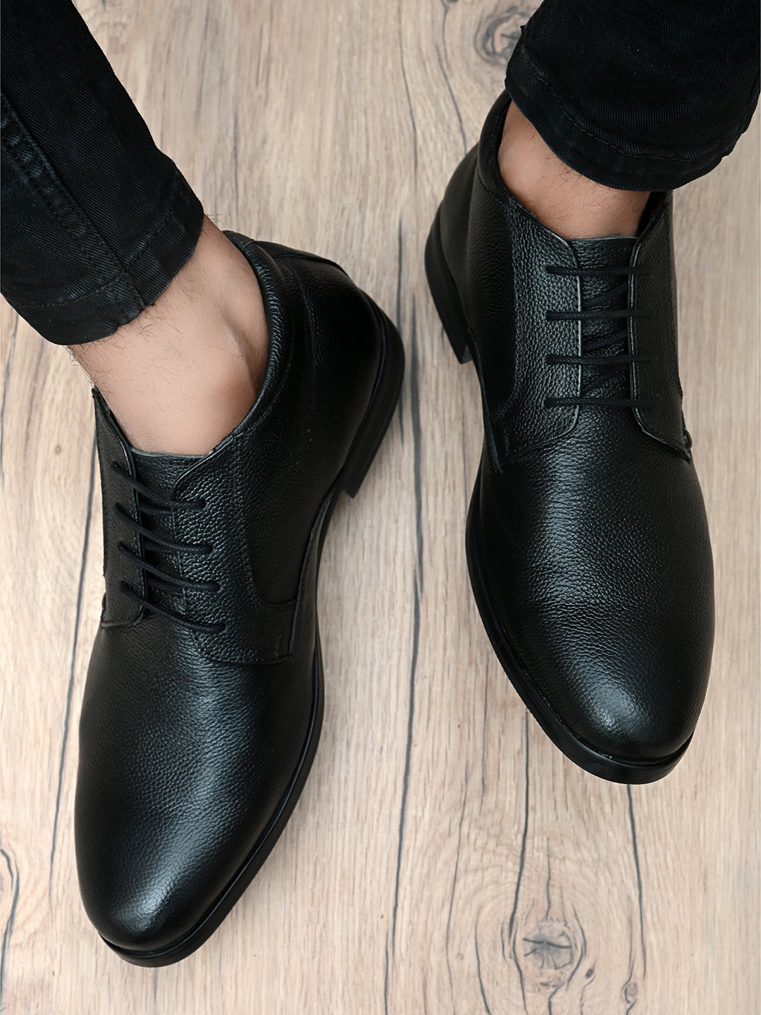

San Frissco Men Black Textured Derbys