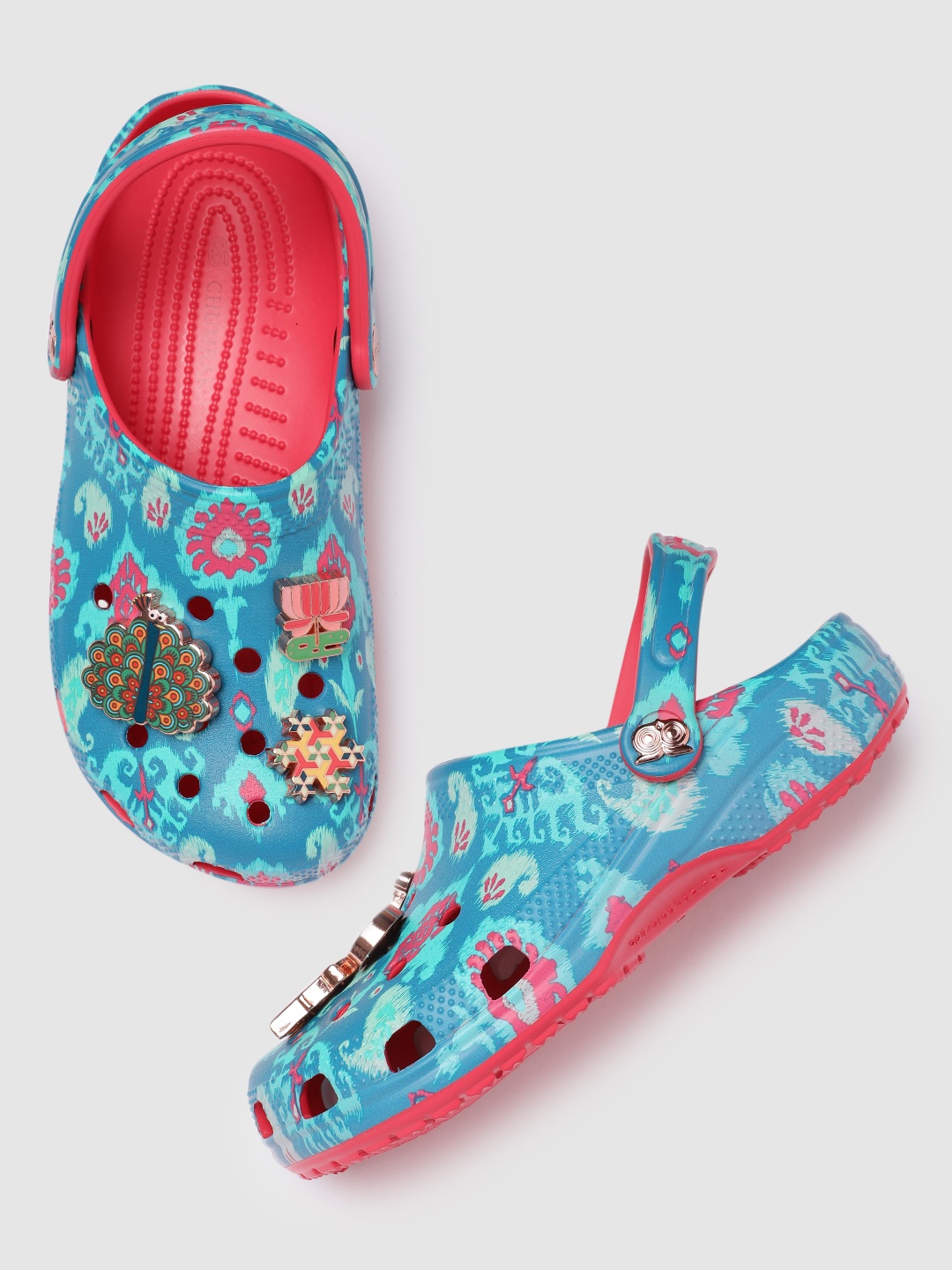 

Crocs X Chumbak Women Printed Clogs with Jibbitz Shoe Charms, Blue