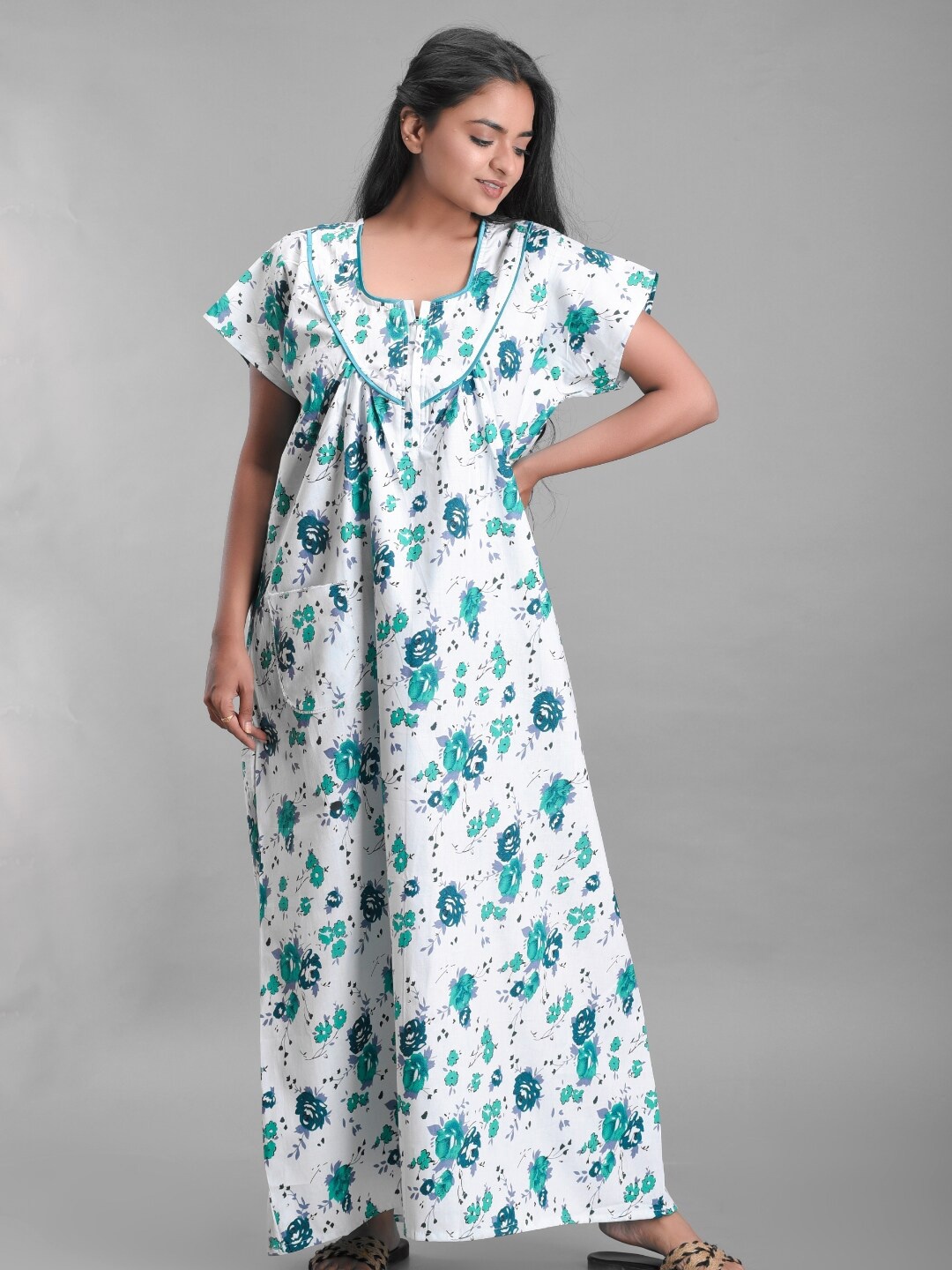 

Apratim White & Blue Floral Printed Pure Cotton Maxi Nightdress