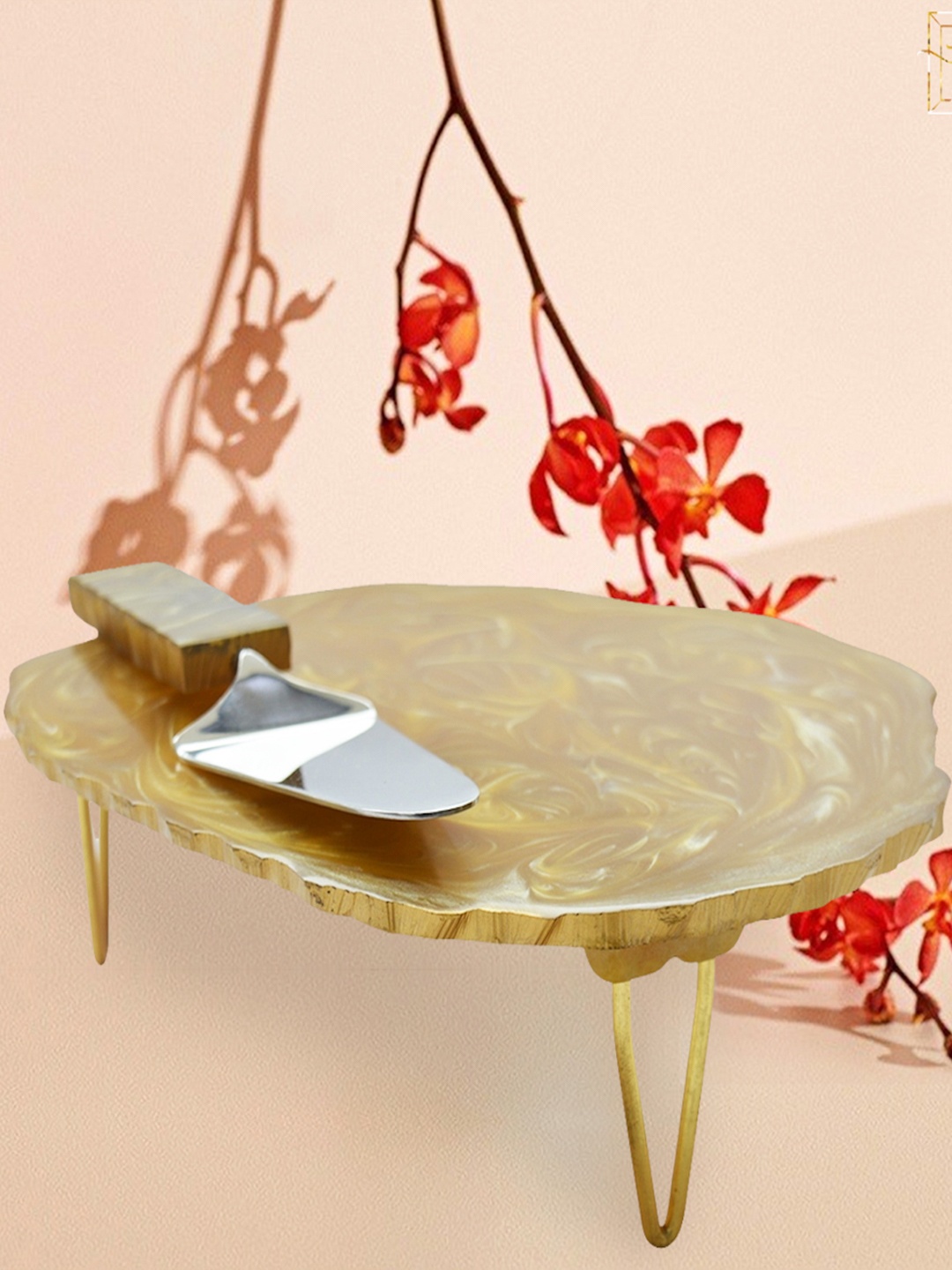 

Tranquil square Gold-Toned Cake Stand & Server