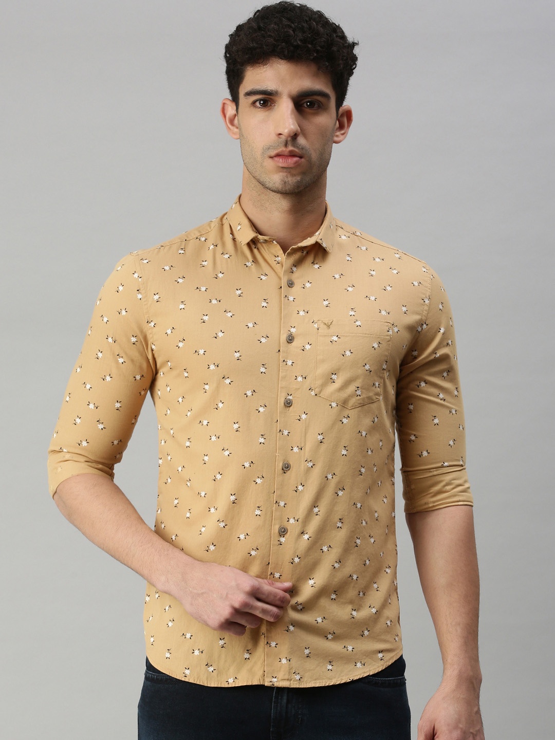 

SHOWOFF Men Beige Comfort Slim Fit Floral Printed Casual Shirt
