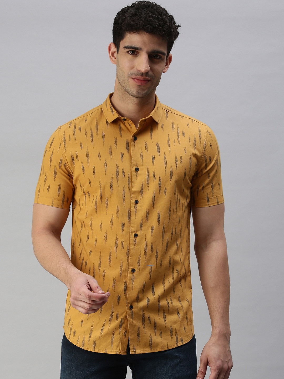 

SHOWOFF Men Mustard Comfort Slim Fit Printed Casual Shirt