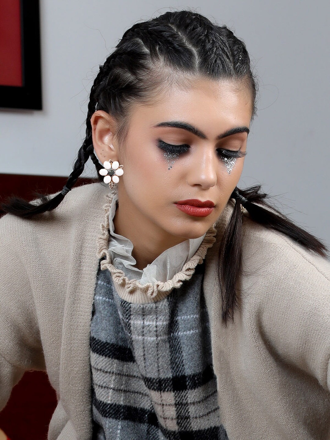 

ODETTE White Floral Studs Earrings