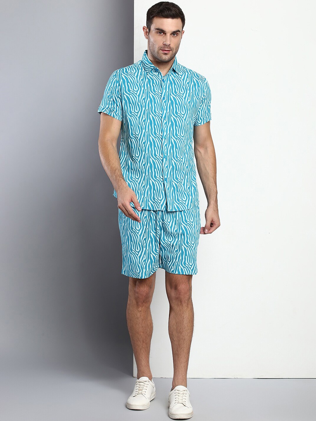 

Dennis Lingo Men Turquoise Blue Printed Shirt with Shorts