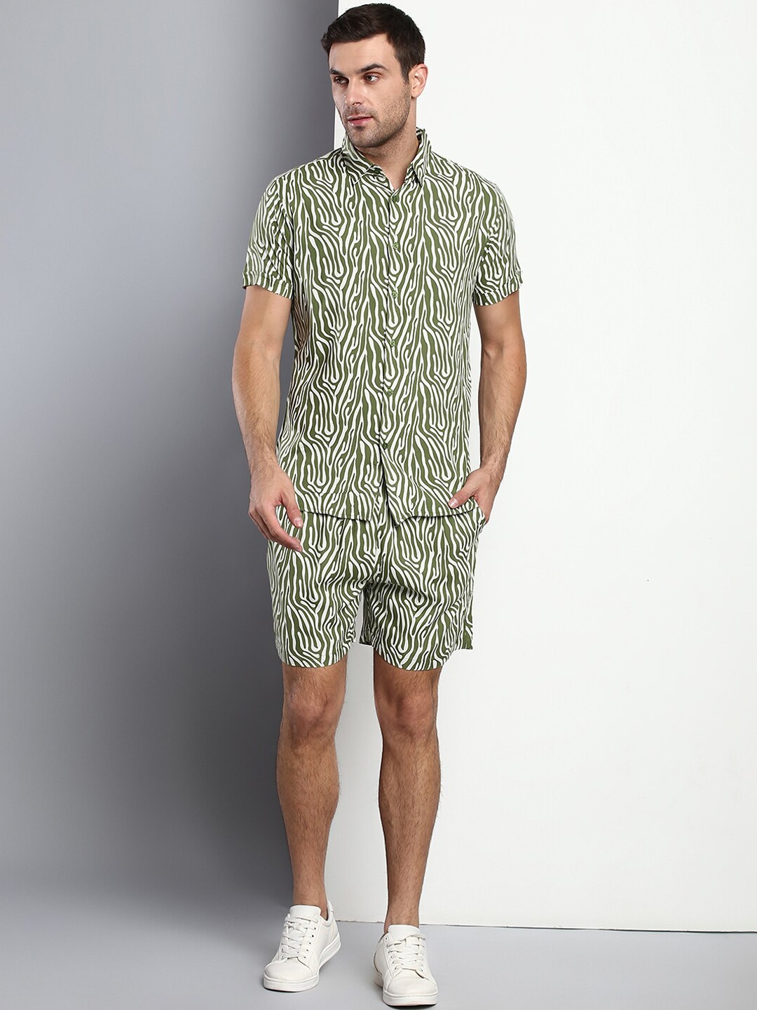 

Dennis Lingo Men Green Slim Fit Rayon Casual Shirt With Shorts