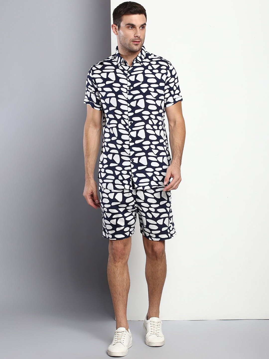 

Dennis Lingo Men Navy Blue & White Printed Shirt with Shorts Co-ords