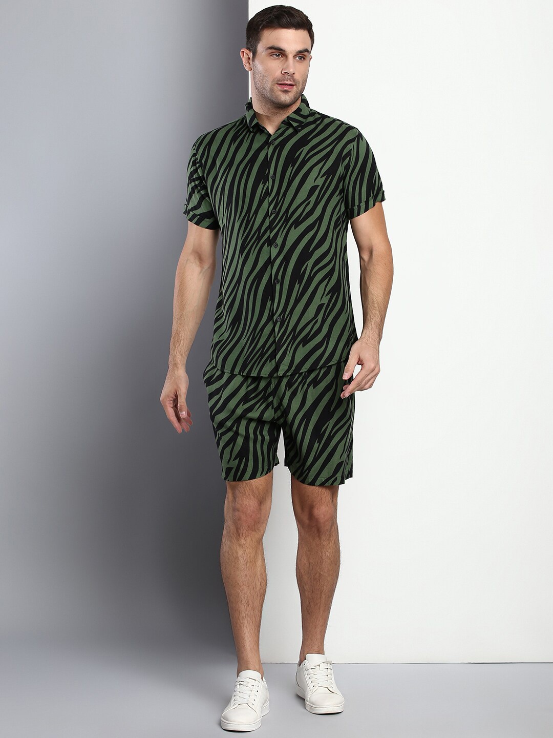 

Dennis Lingo Men Green Slim Fit Printed Co-Ords Set