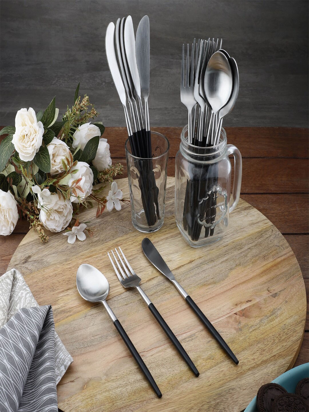 

VarEesha Black & Silver-Tone 18 Pcs Radiant Steel Cutlery Set