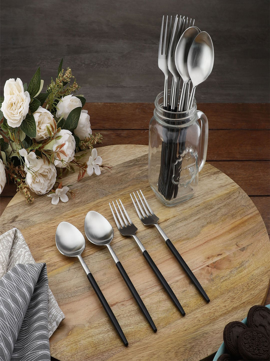 

VarEesha12 Pcs Black Steel Cutlery Set