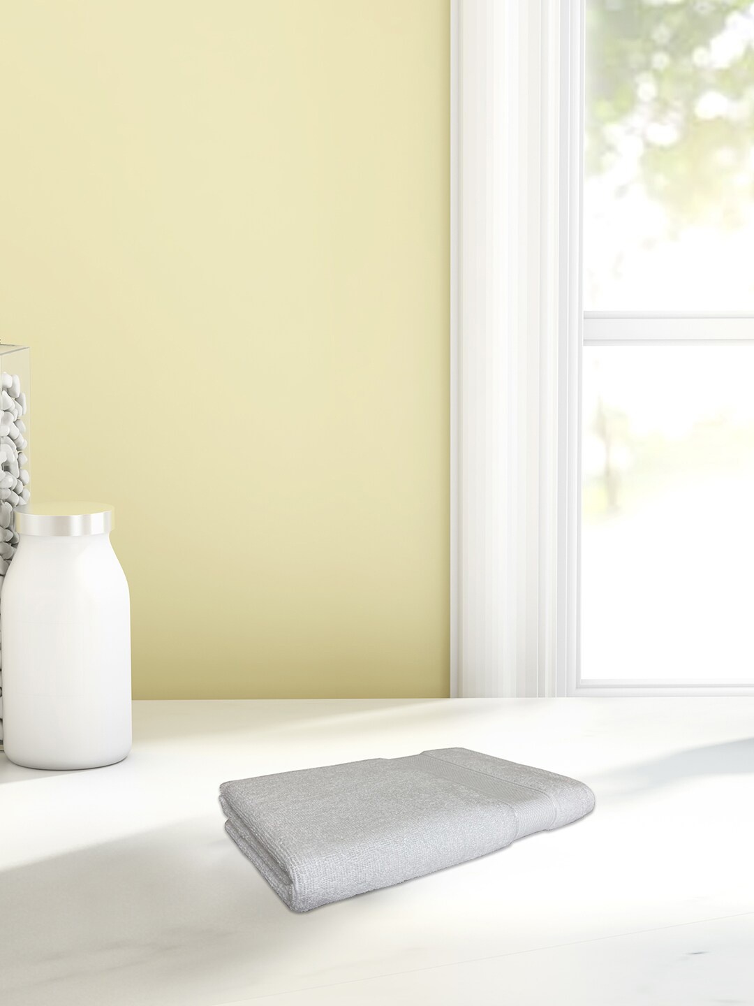 

SPACES White Solid 550 GSM Cotton Hand Towel