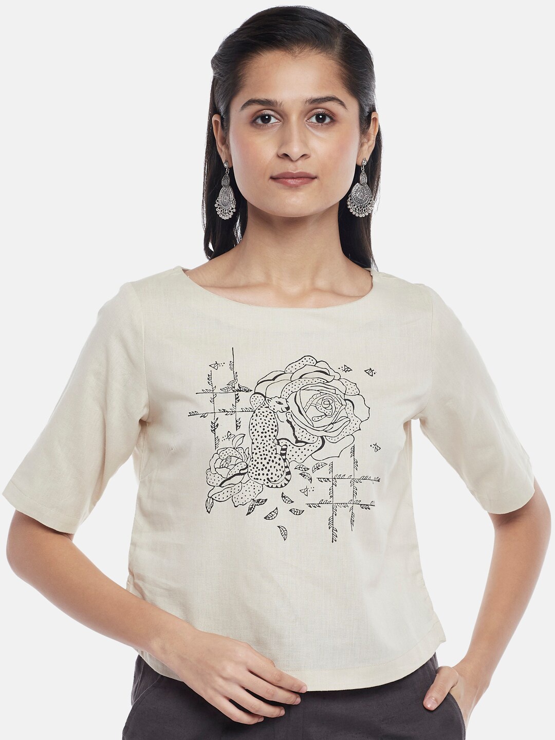 

AKKRITI BY PANTALOON Women Off White & Black Floral Print Round Neck Cotton Regular Top